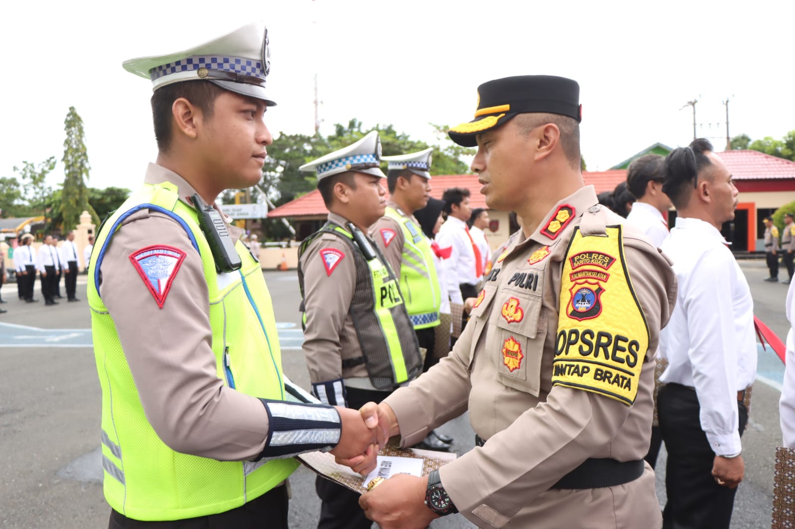 Kapolres Batola Berikan Penghargaan Kepada Anggota Polri Yang Berprestasi