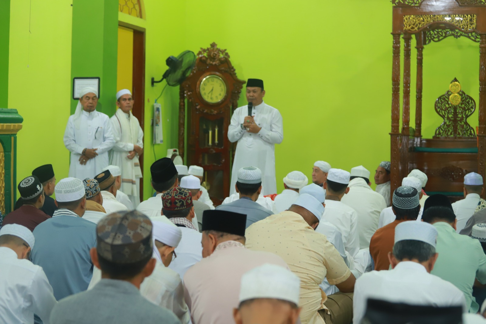 PJ. Bupati Mujiyat Laksanakan Sholat Idul Fitri 1445 H Di Masjid Nurul Anwar Marabahan