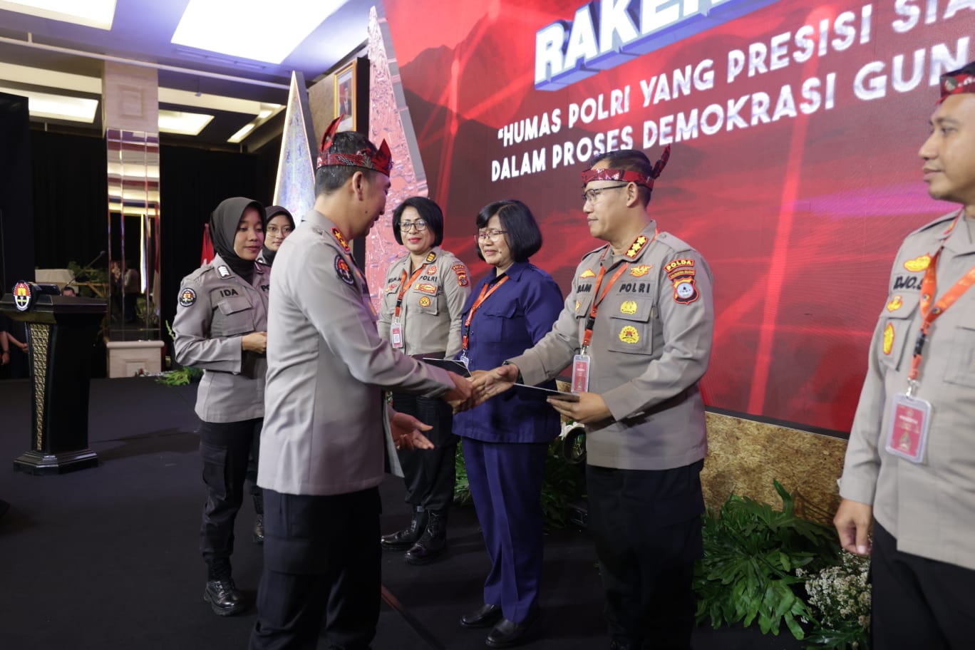 Kabid dan Kasubbid Humas Polda Kalsel Terima Penghargaan Kadiv Humas Polri dengan Nilai Sertifikasi Kompetensi Terbaik