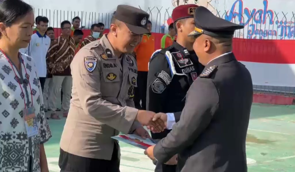 Kalapas Kotabaru Beri Penghargaan Bhabinkamtibmas Desa Semayap
