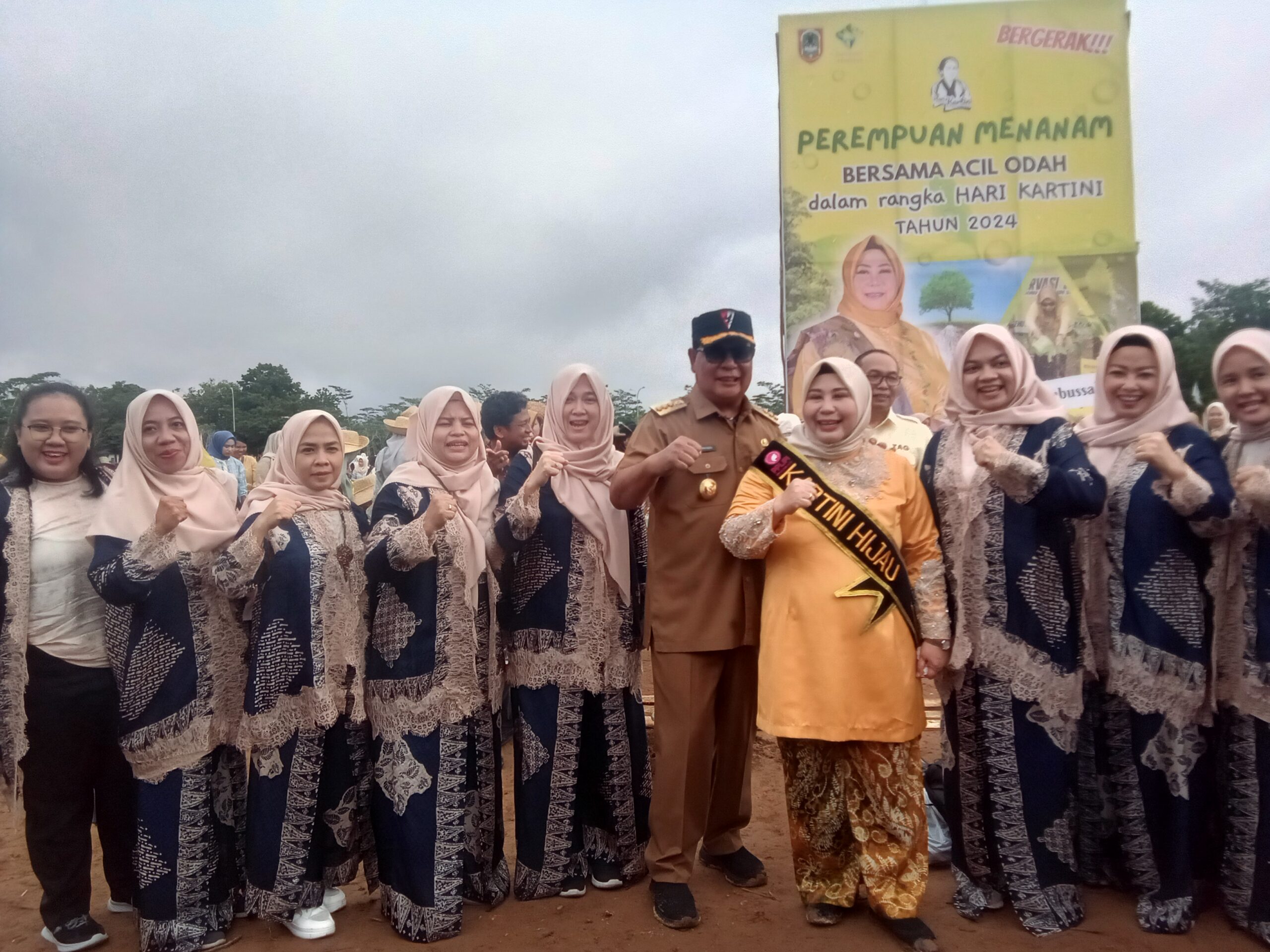 Ketua TP-PKK Hj. Raudhatul Jannah Pimpin Penanaman 3.500 Pohon dalam Peringatan Hari Kartini