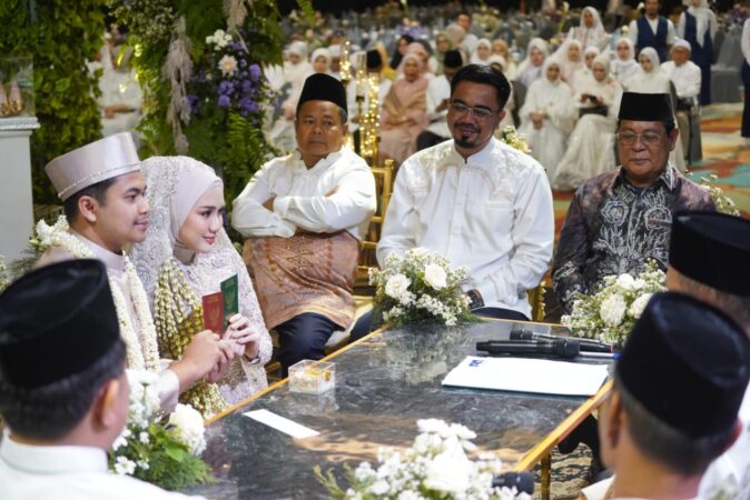 Pernikah pasangan Doni Saputra (Putra H Johansyah dan Hj Misnawati) dengan Fitria Azzahra Rezeqi (Putri H Taufik Hidayat dan Hj Sri Erliani), di Fugo Hotel dihadiri Gubernur Kalsel H Sahbirin Noor (Paman Birin)