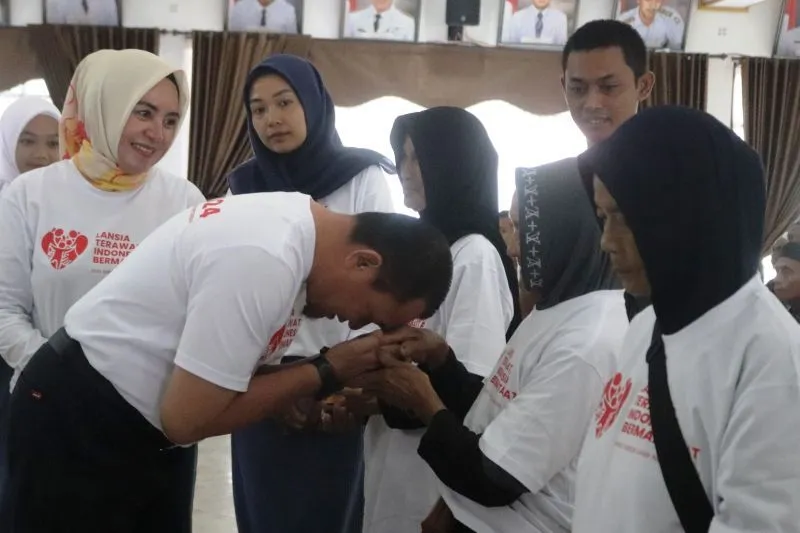 Pj Bupati HSS Mengajak Masyarakat Berempati Kepada Lansia