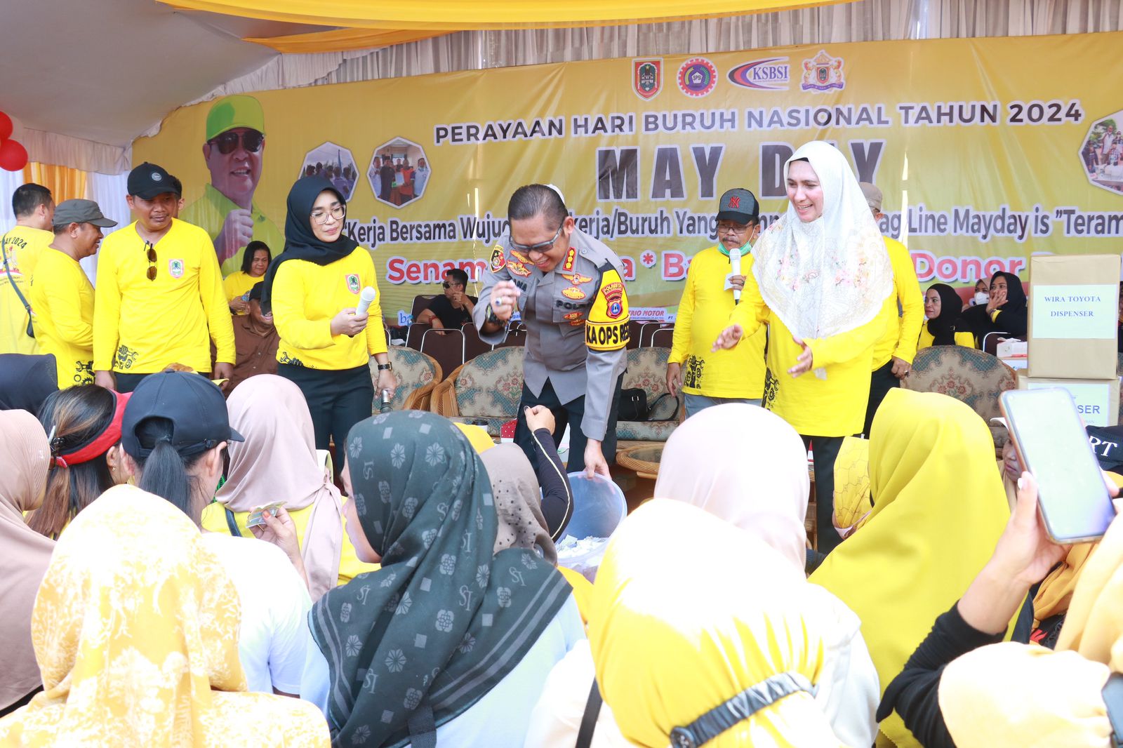 Moment May Day , Kapolresta Banjarmasin Berikan SIM Gratis kepada Buruh