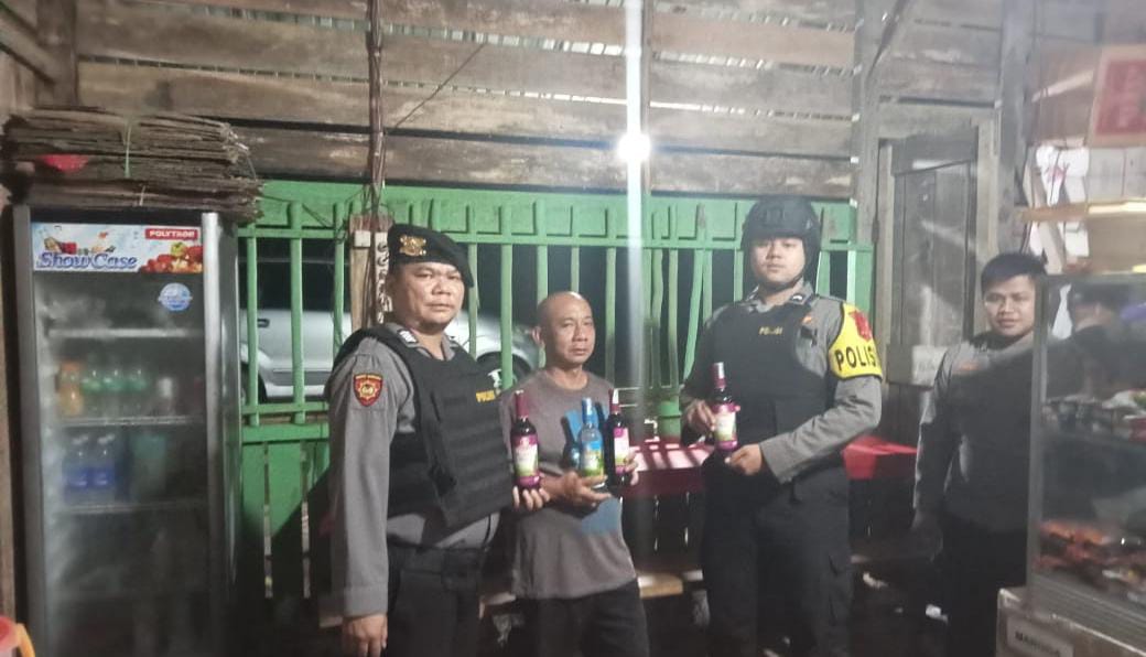 Polisi Gerebek Warung Penjual Miras di Magalau Hulu