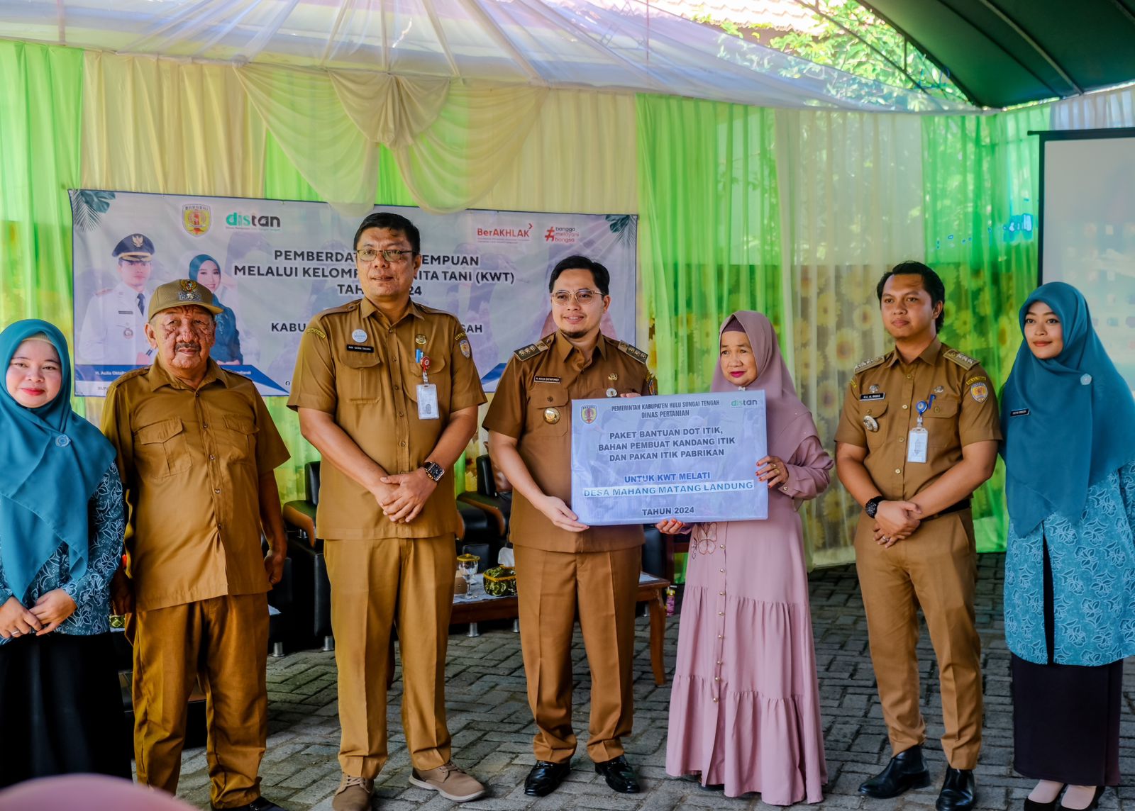 Bupati HST Salurkan Bantuan Untuk Kelompok Wanita Tani