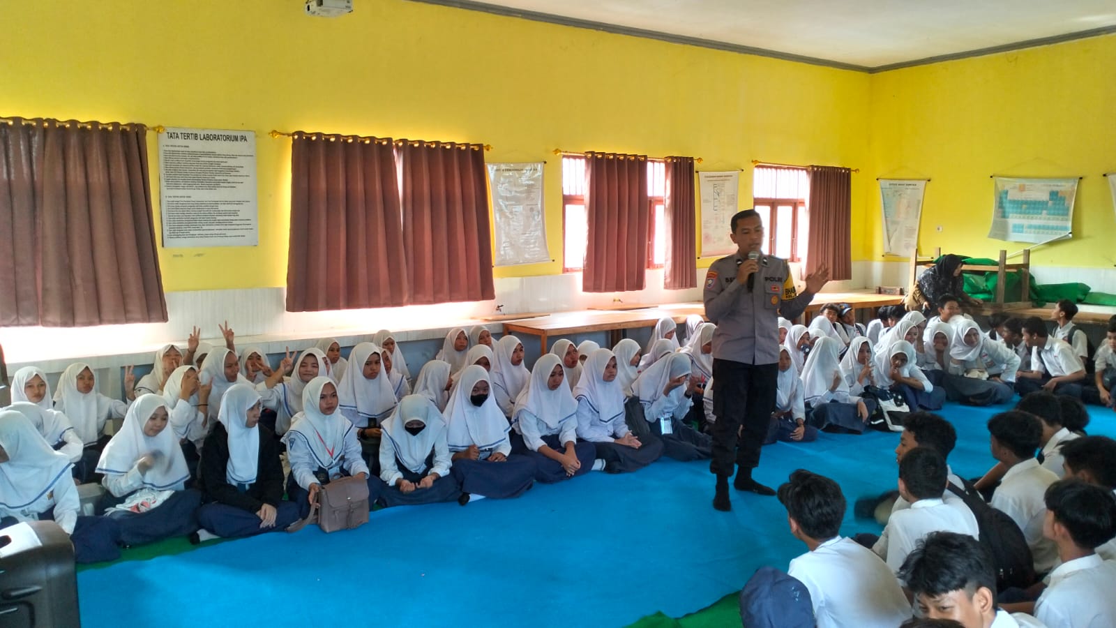Aipda Bekti Susilo Beri Edukasi Hukum di SMPN 16 Banjarmasin