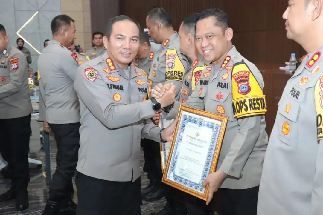 Kapolresta Banjarmasin Terima Penghargaan Prestisius dari Kapolda Kalsel