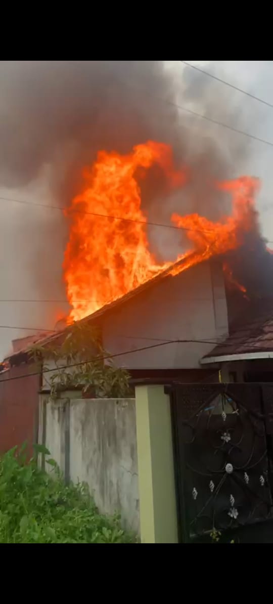 Jelang Sore, Api Amuk Satu Rumah di Jalan Banper Banjarmasin