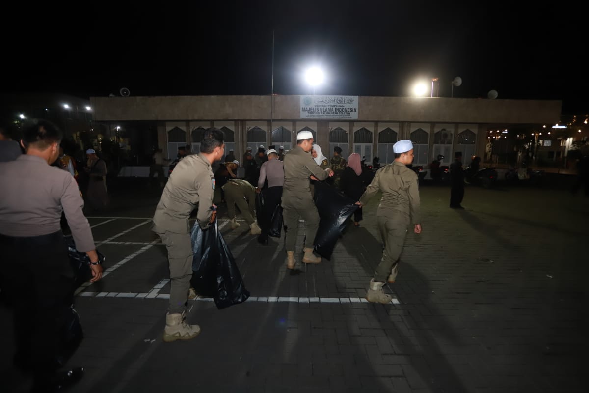 Polresta Banjarmasin Jaga Kebersihan Usai Acara Sholawat Bergema di Masjid Raya Sabilal Muhtadin