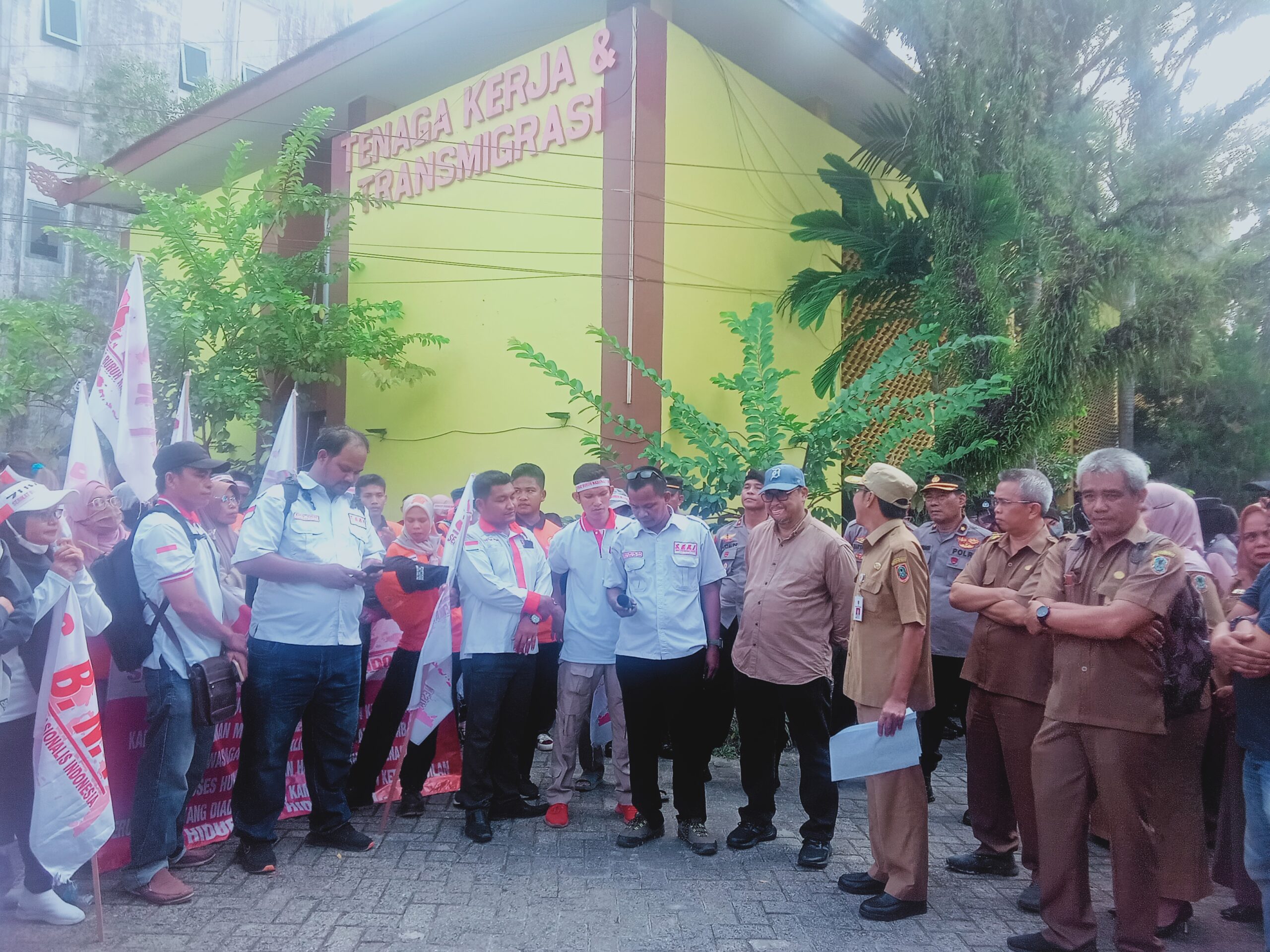 Disnakertrans Kalsel Dituding Lamban, Buruh Desak Penyelesaian Kasus