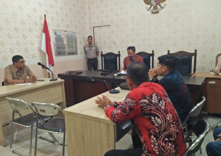 Sidang Lanjutan Kasus Dugaan Penusukan Siswa SMA 7 Bjm, Terdakwa AR Divonis 1 Tahun Untuk Menjalani Pembinaan di Lembaga Pembinaan Anak di Mulya Satria dan Membayar Uang Restitusi Sebesar 79 jutaan