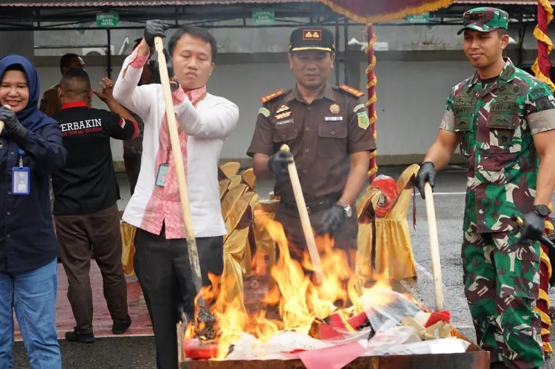 Kejari HSS Musnahkan Barang Bukti Ratusan Gram Sabu-sabu