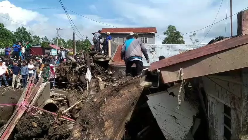 BPBD Evakuasi 15 Korban Meninggal Akibat Banjir Bandang