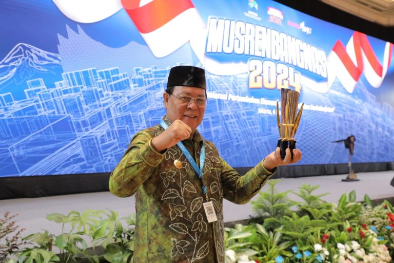 Presiden Jokowi Beri Penghargaan Gubernur Kalsel Atas Inovasi Siti Hawa Lari