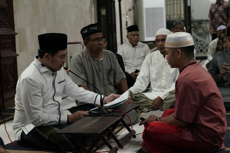 Bupati Hulu Sungai Tengah Bimbing Warga Desa Patikalain Memeluk Islam