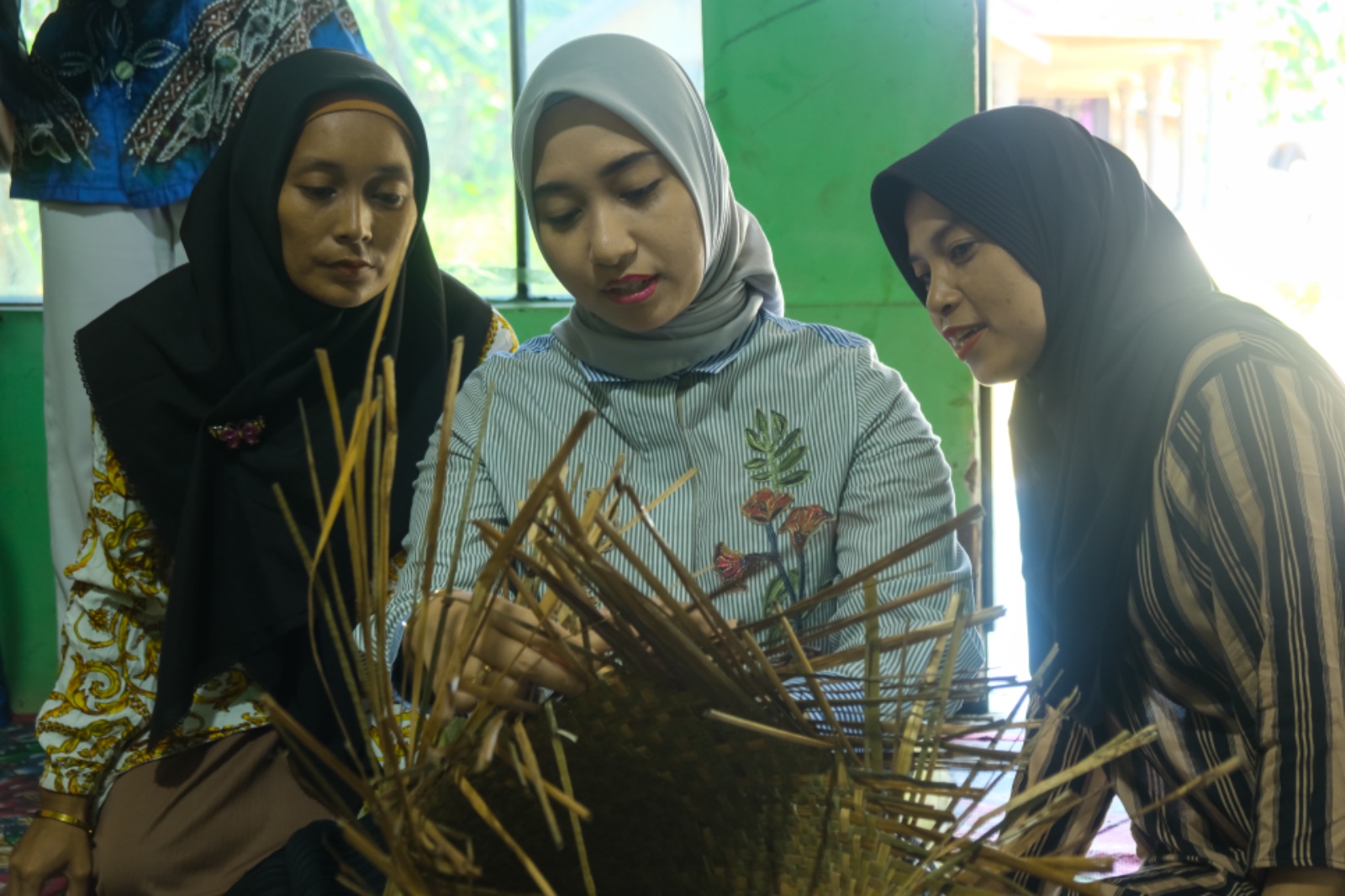 Ketua Dekranasda Kunjungi Industri Anyaman Purun untuk Dukung Pengembangan IKM di Kabupaten Hulu Sungai Tengah