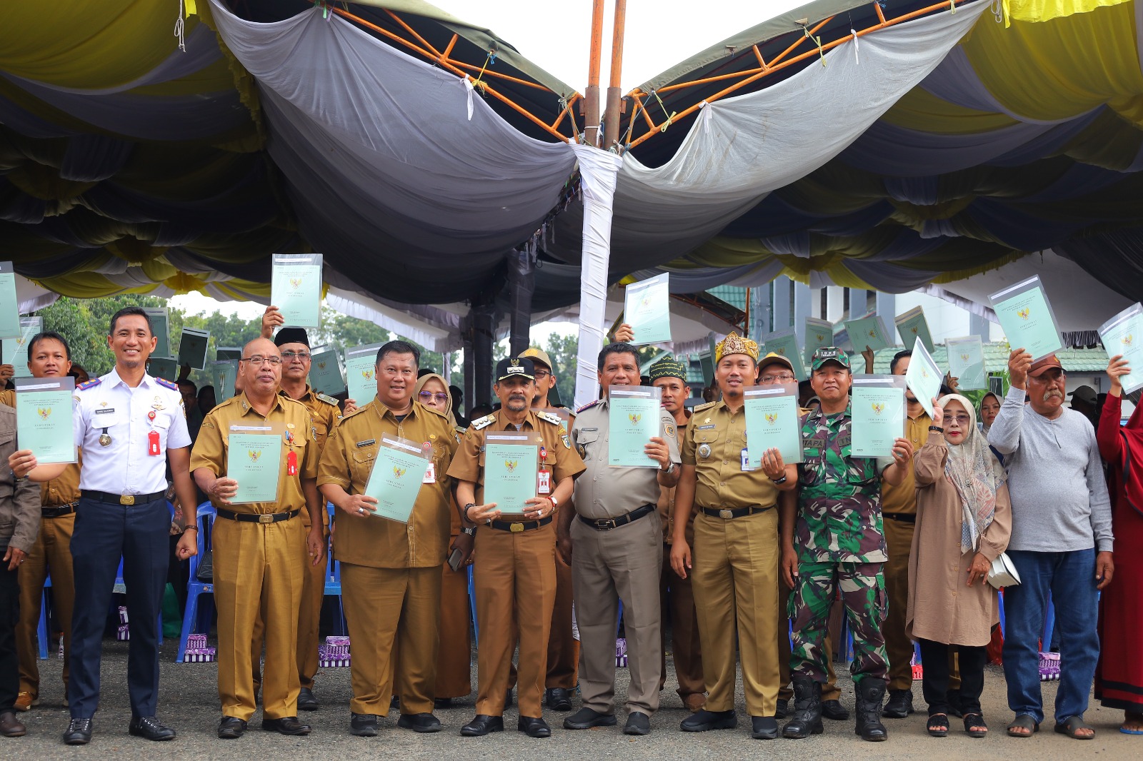 Penyerahan 839 Sertifikat Tanah oleh Pj. Bupati Tala untuk Masyarakat Program PTSL