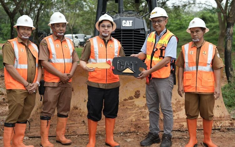 Bupati HST Menyerahkan Bulldozer Untuk Pengelolaan Sampah TPA Telang
