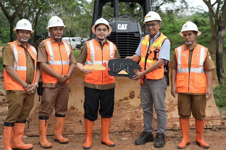 Bupati HST Menyerahkan Bulldozer Untuk Pengelolaan Sampah TPA Telang