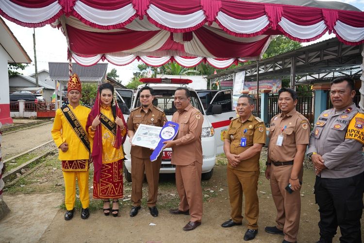 Bupati HST Menyerahkan Tiga Unit Ambulans Desa