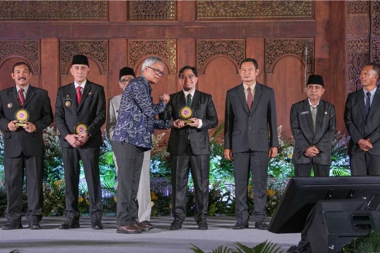 Sukses Tekan Prevalensi Stunting, Bupati HST Terima Penghargaan BKKBN