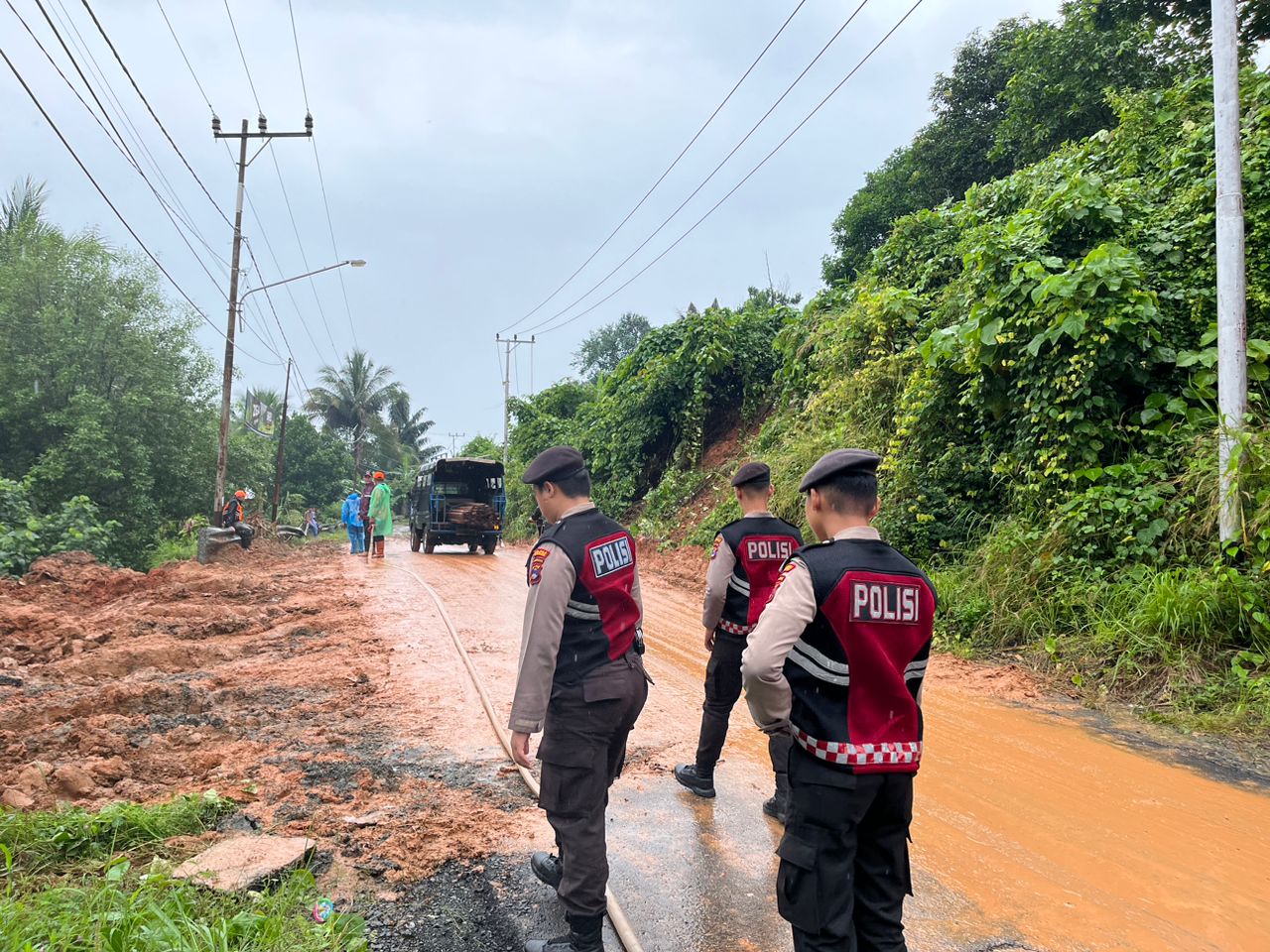 Hujan Deras Memicu Tanah Longsor di Kotabaru