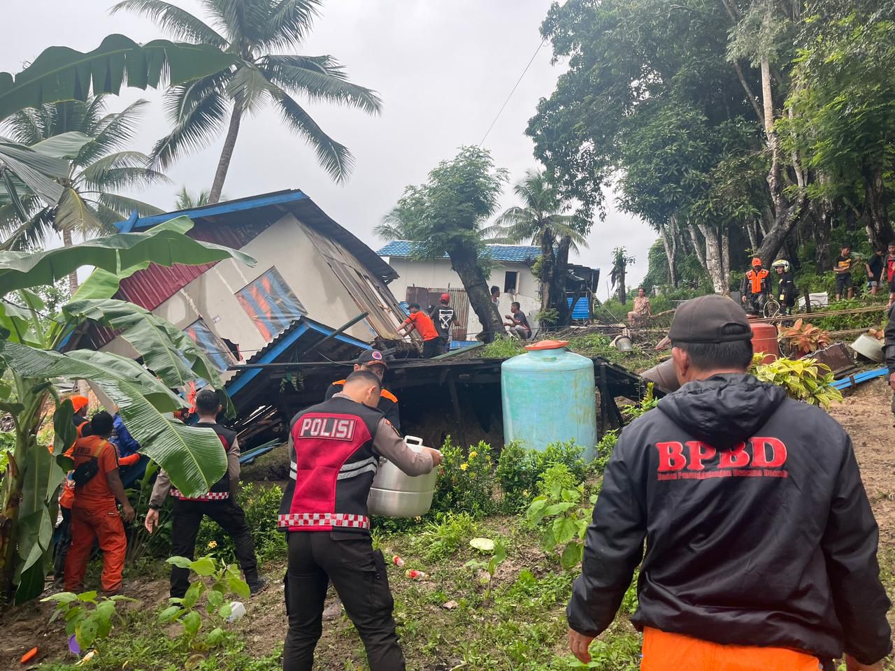 Rumah Warga Kotabaru Ini Roboh Akibat Tergerus Tanah Longsor