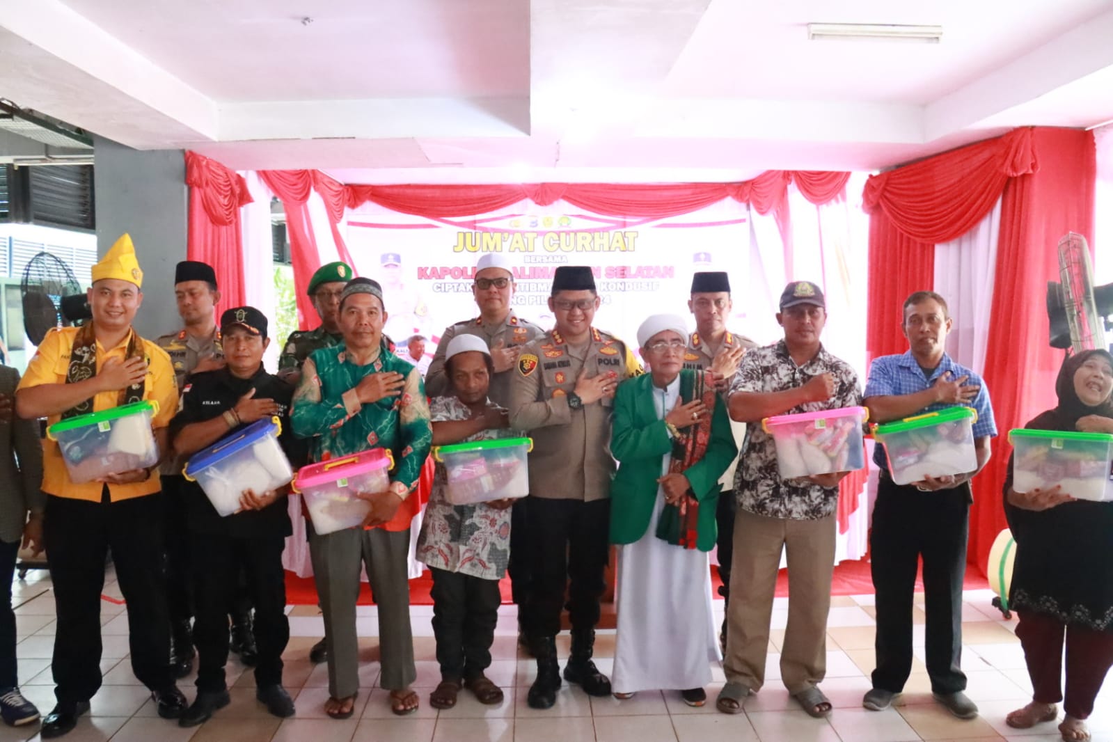 Jumat Curhat, Kapolresta Banjarmasin Sosialisasikan Pilkada Kondusif pada Warga Rusunawa Ganda Magfirah