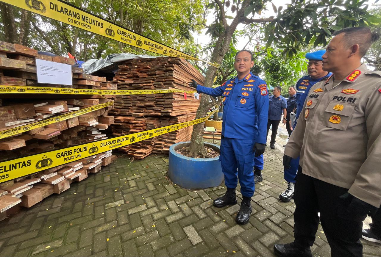 Ditpolairud Polda Kalsel Gagalkan Pengiriman Kayu ke Surabaya