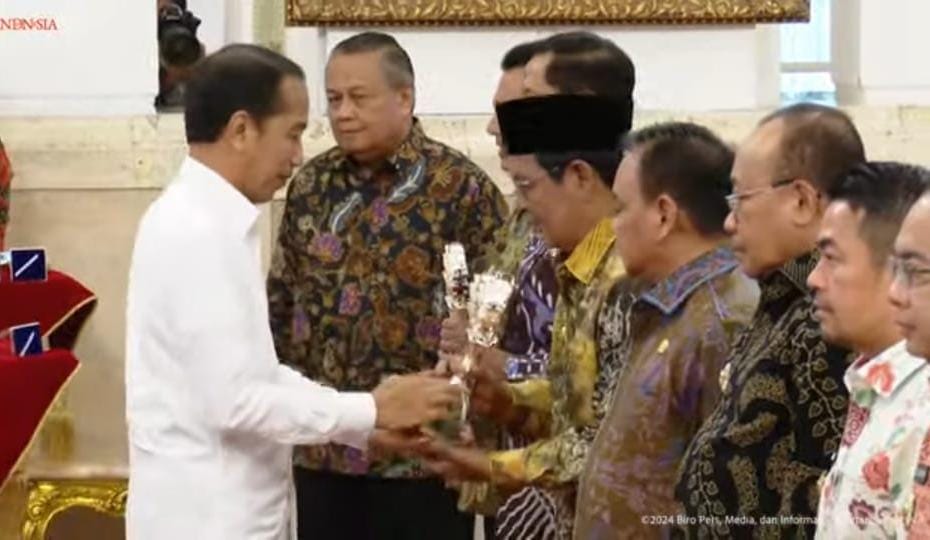 Dua Kali Beruntun, Gubernur Kalsel Terima TPID Award Dari Presiden Jokowi