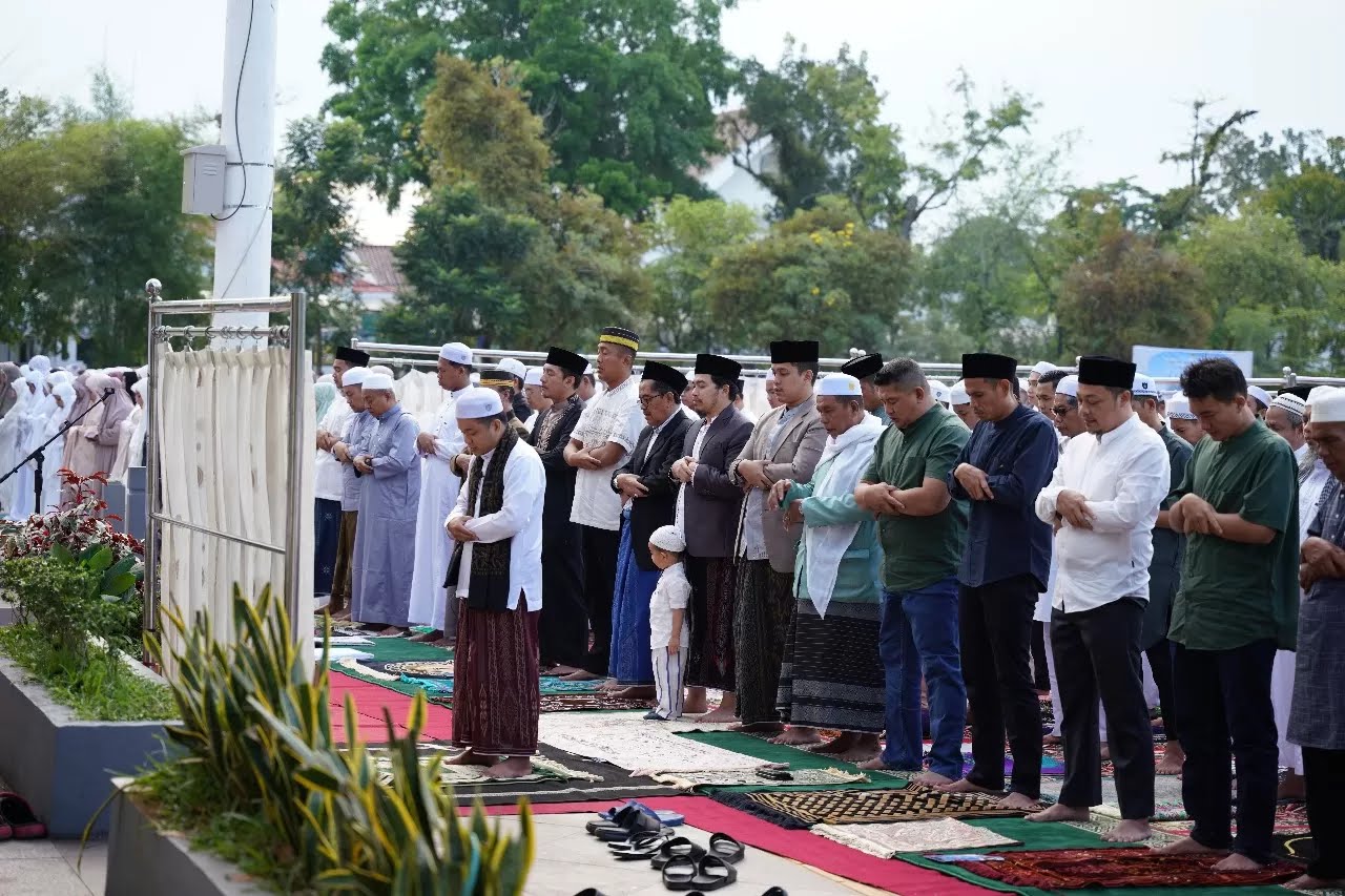 Bupati dan Wabup HST Salat Idul Adha Bersama Masyarakat di Taman Dwi Warna