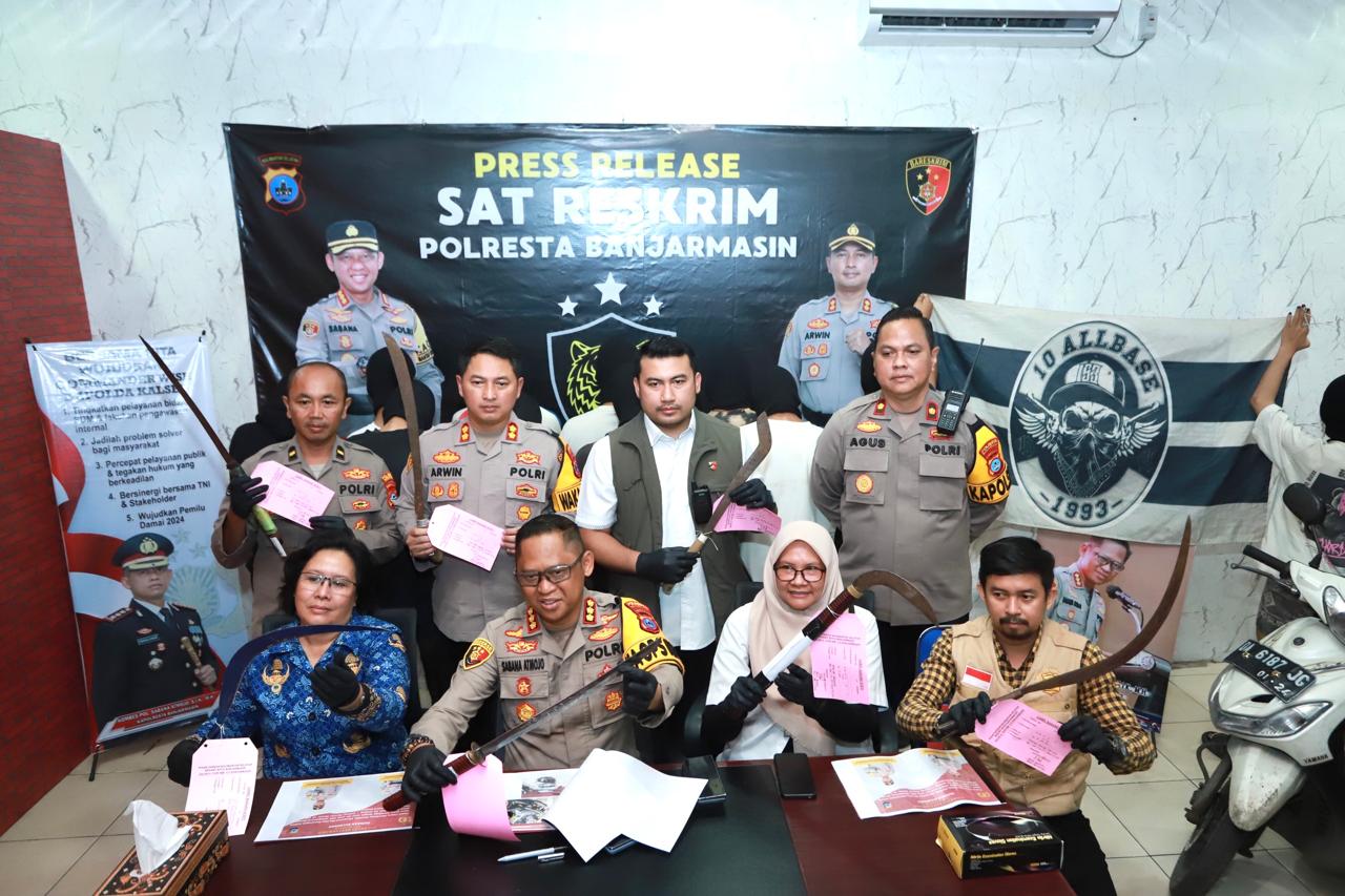 Viral ! Belasan”Gangster” Remaja Konvoi Pamer Bawa Sajam di Banjarmasin