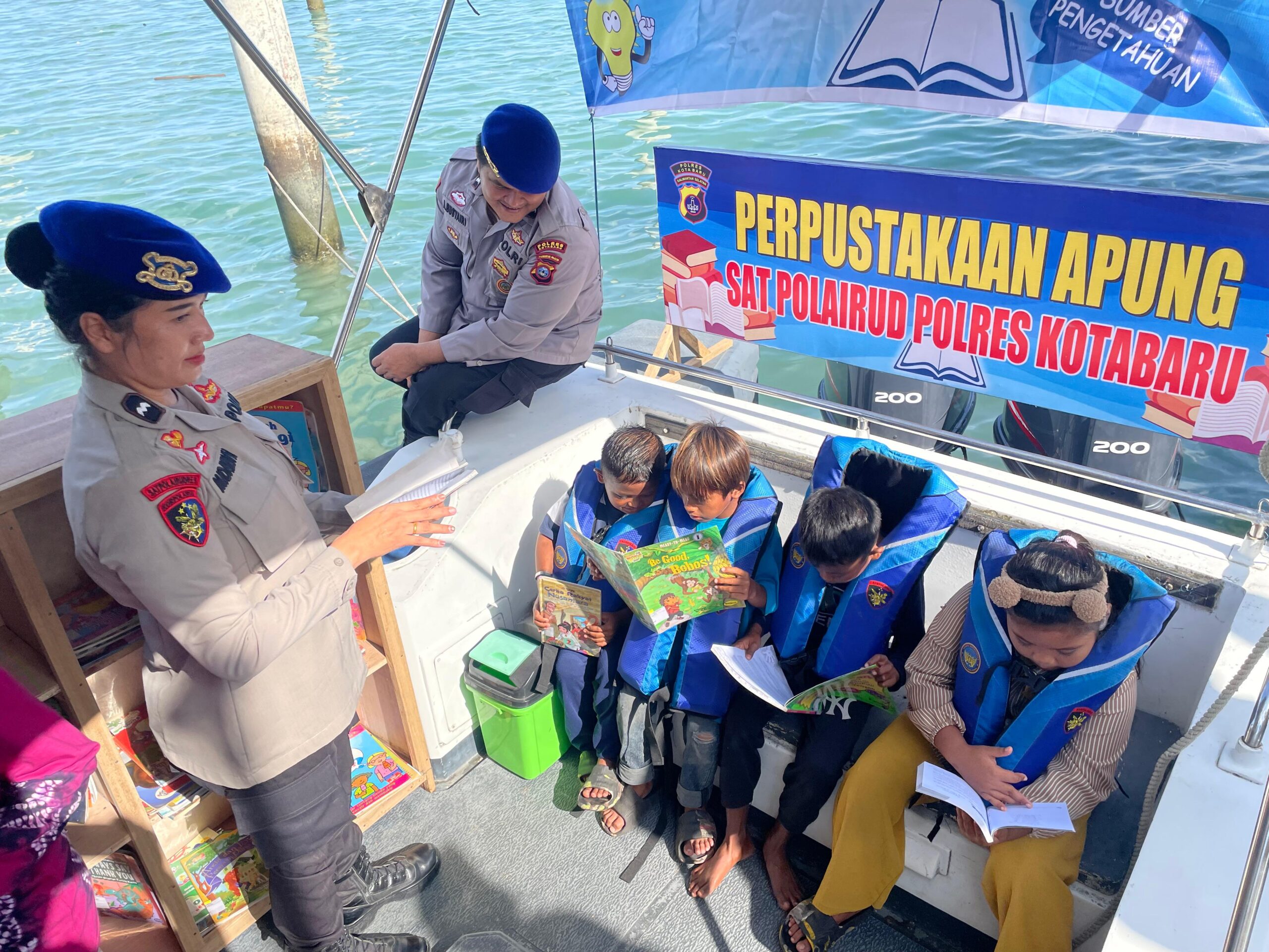 Anak-anak Pesisir Diajak Gemar Membaca Melalui Perpustakaan Terapung Satpolairud Kotabaru