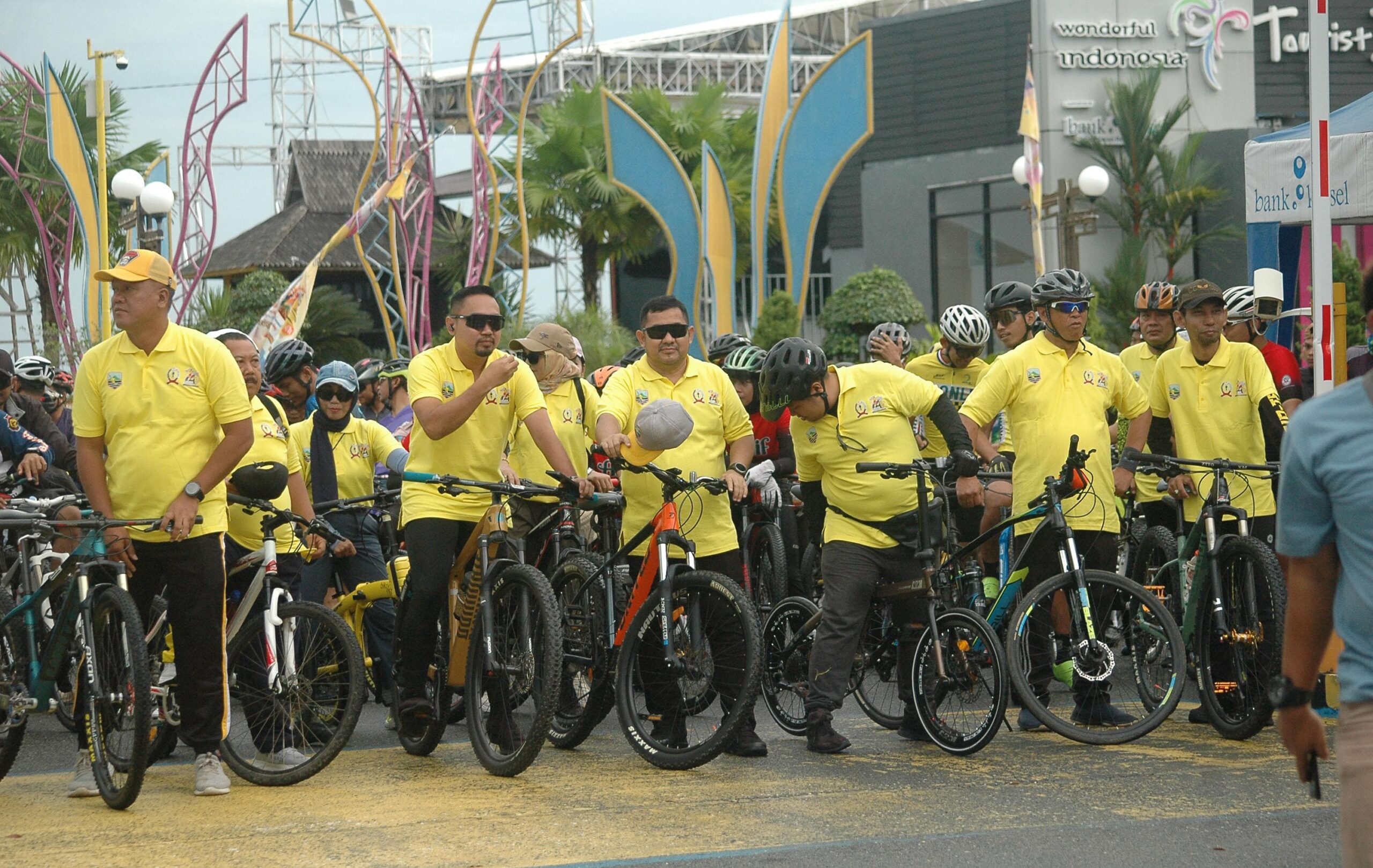 Ratusan Pesepeda Ikut Fine Bike dan Pro di Kotabaru