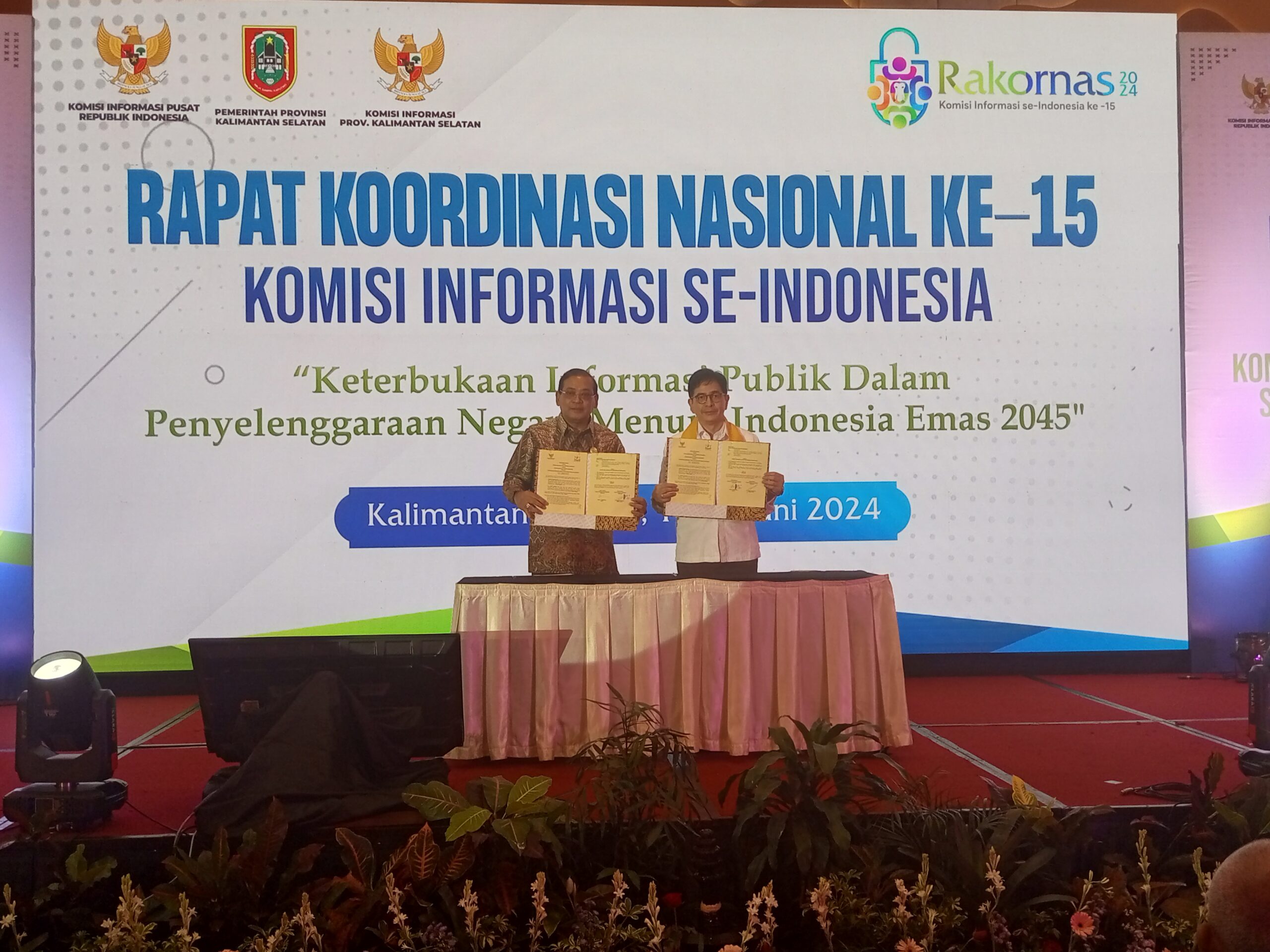 Penandatanganan MoU oleh KI Pusat dan KADIN untuk Indonesia Emas 2045
