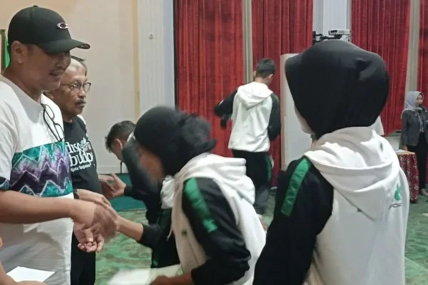 Wali Kota Banjarbaru Tepati Janji pada Atlet Popda, Serahkan Bonus Pribadi