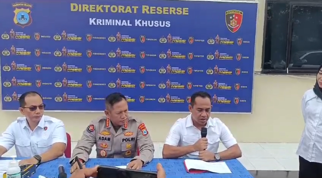 Kepala Dinas PUPR Tanah Bumbu, Hernadi Wibisono ditetapkan tersangka oleh Polda Kalsel. Dia diduga melakukak tindak pidana korupsi pada 2023 lalu