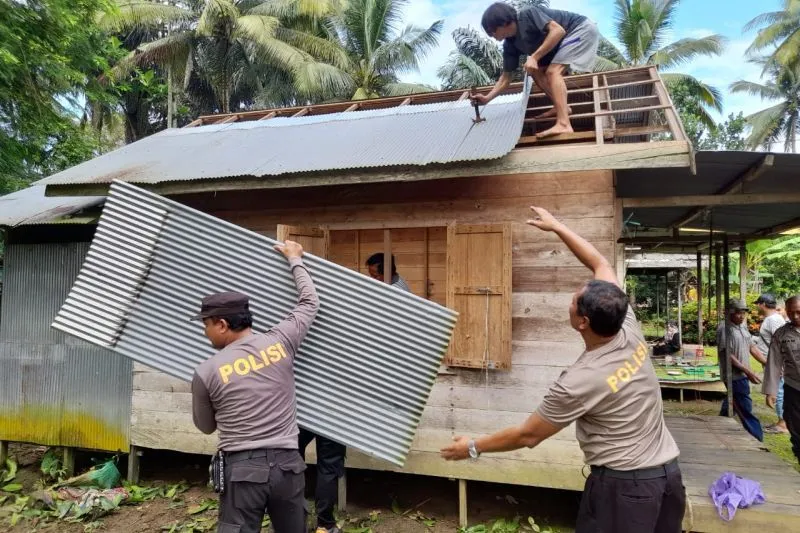 Polres HSS Bedah Rumah Warga Tidak Layak Huni