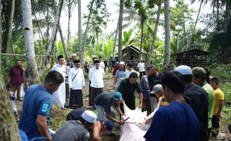 Bupati HST Keliling Desa Berbagi Daging Hewan Kurban
