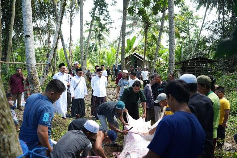 Bupati HST Keliling Desa Berbagi Daging Hewan Kurban