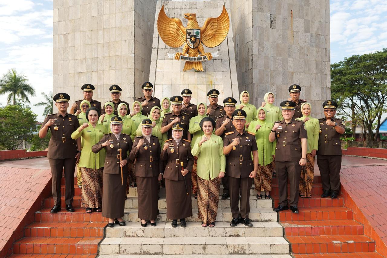 Peringati HBA dan IAD, Kajati dan Jajaran Ziarah ke Taman Makam Pahlawan Bumi Kencana