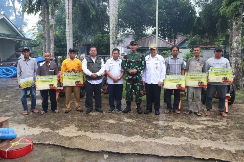 Distan HSS Serahkan Bantuan Alsintan Untuk 113 Kelompok Tani