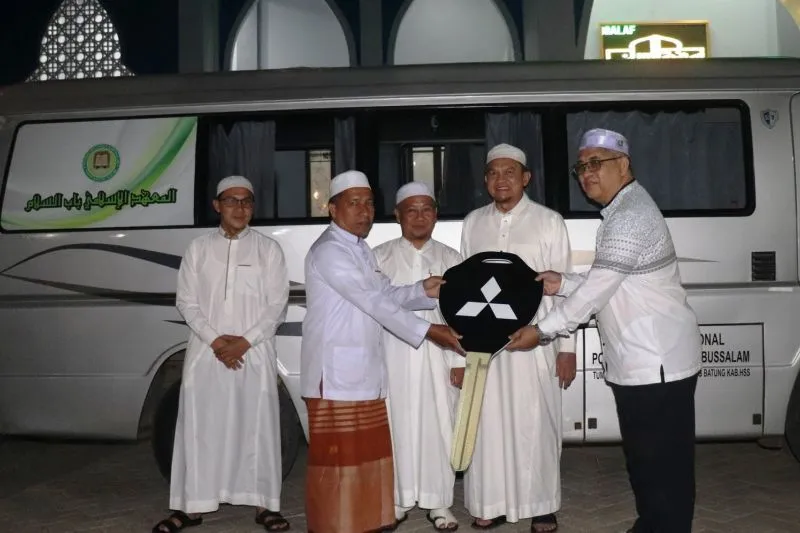 Pj Bupati HSS Serahkan Mobil Operasional Ponpes Babussalam