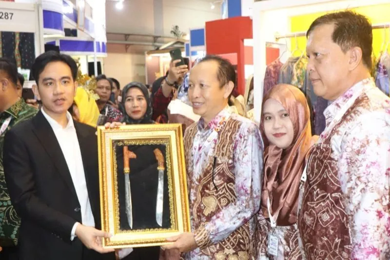 Gibran Rakabuming Kunjungi Stand Disdag HSS di Apkasi Otonomi Expo
