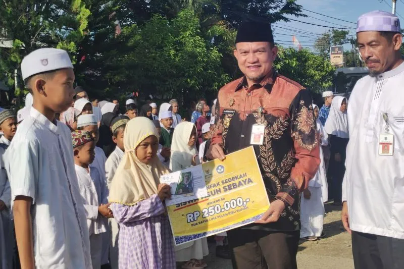 Pj Bupati HSS Serahkan Bantuan Pendidikan Untuk Ratusan Pelajar SD dan SMP