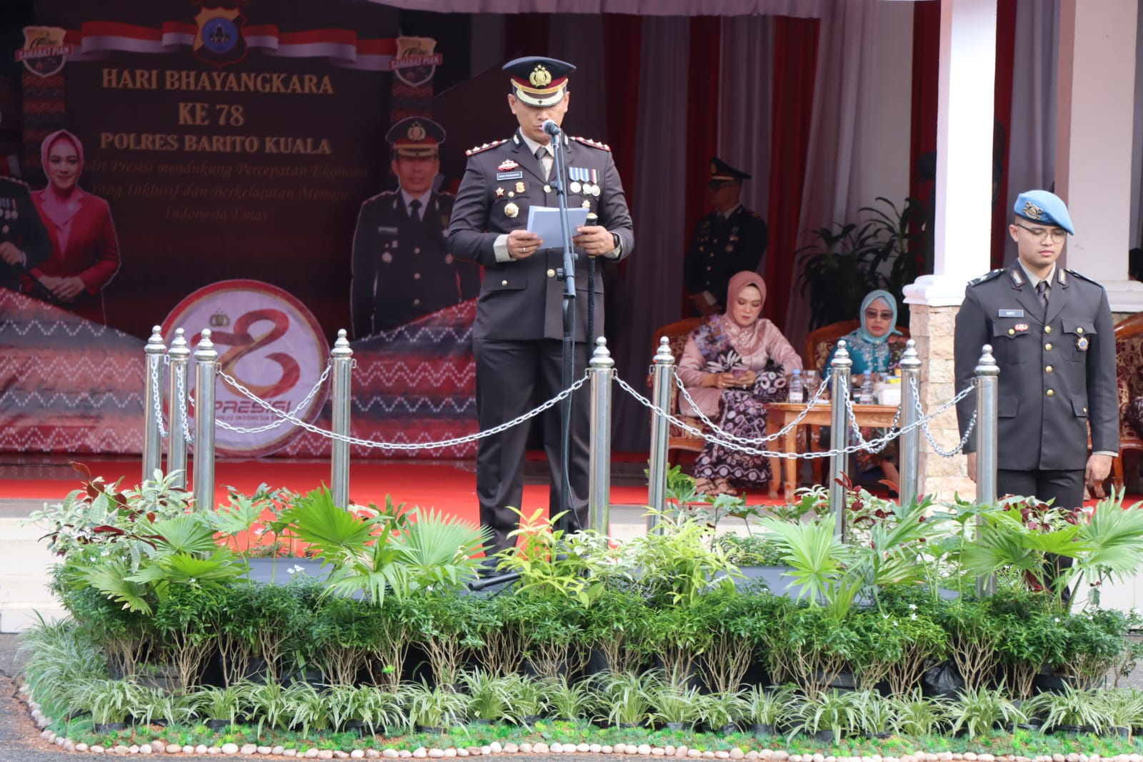 Kapolres Batola Pimpin Upacara hari Bhayangkara ke-78 di Halaman Kantor Pemda Kab. Batola