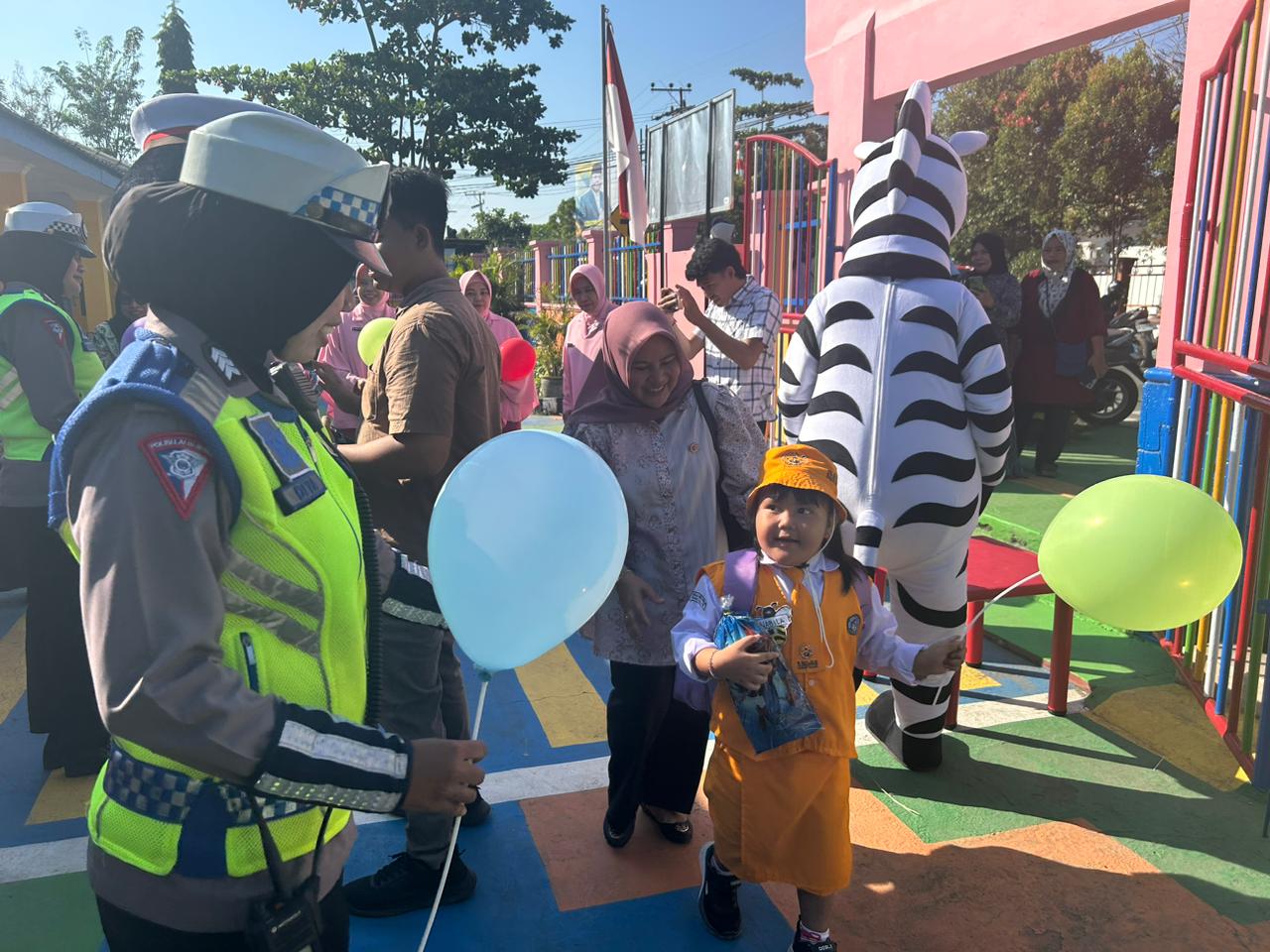 SAT LANTAS POLRES BATOLA LAKSANAKAN GIAT POLISI SAHABAT ANAK DENGAN MENAMPILKAN BONEKA ZEBRA DAN BONEKA LALU LINTAS