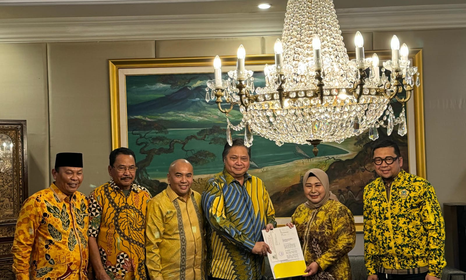 Terima SK Pencalonan dari Ketum Golkar, Acil Odah – Rozanie Makin Matang di Pilgub Kalsel