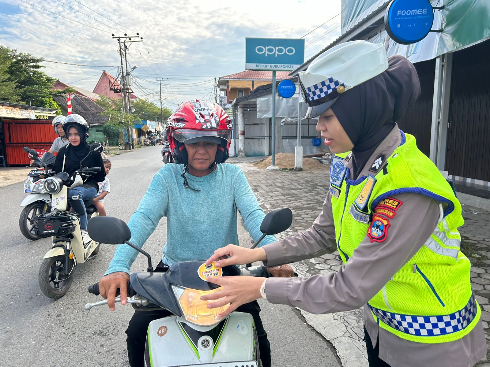 Sat Lantas Polres Batola Bagian Stiker dan leaflet petunjuk keselamatan dalam rangka Ops Patuh Intan 2024 .